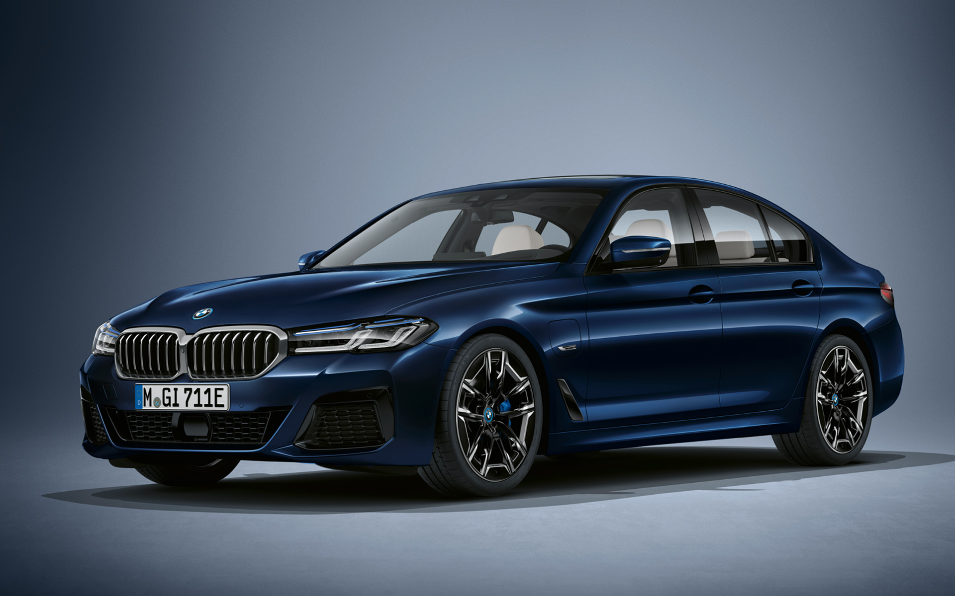 BMW 5 Series Sedan Individual G30 Facelift 2020 three-quarter front view standing in BMW Individual Tanzanite Blue metallic