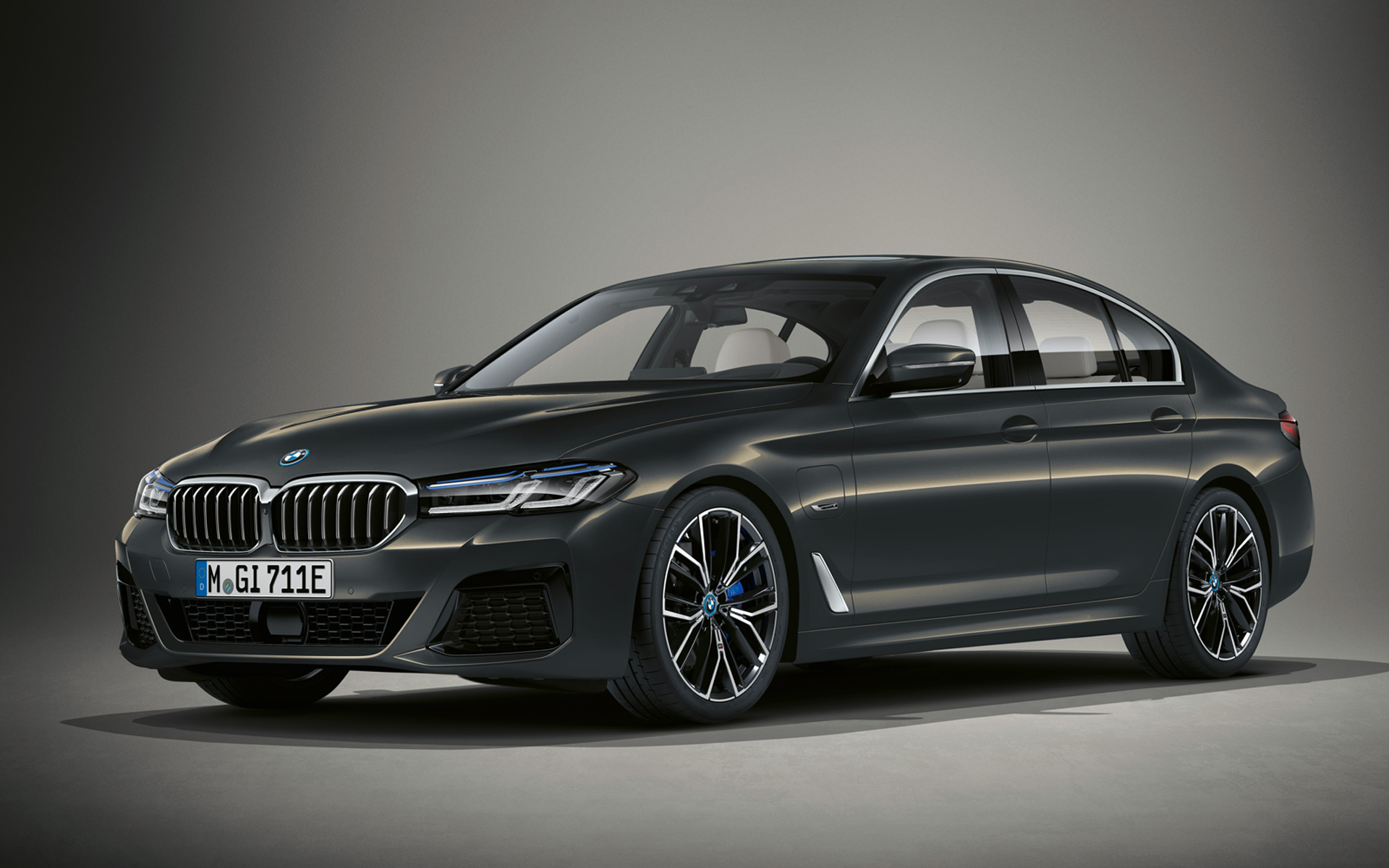 BMW 5 Series Sedan Individual G30 Facelift 2020 three-quarter front view standing in BMW Individual Dravite Grey metallic