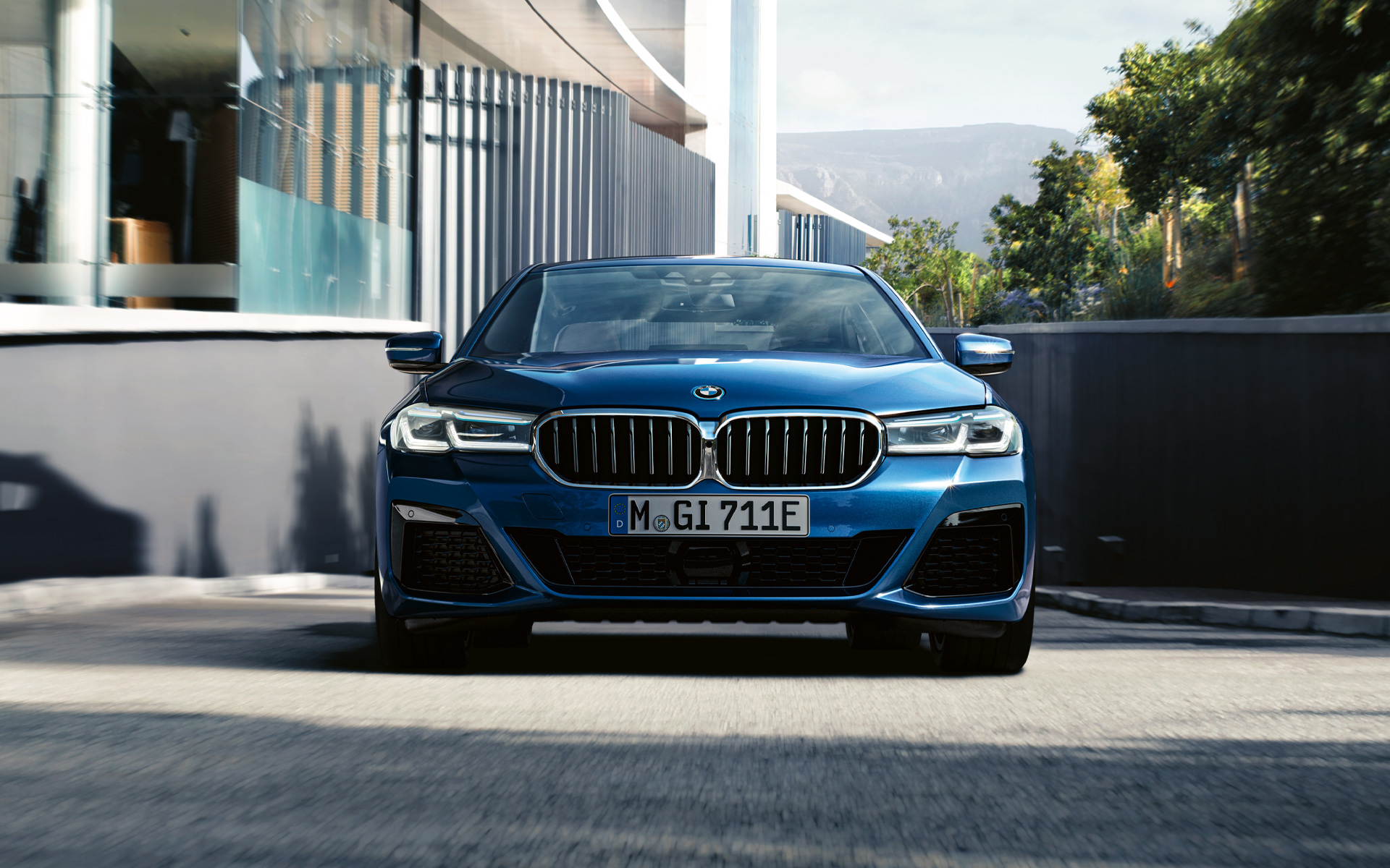 Double kidney grille and front apron BMW 5 Series Sedan G30 Facelift 2020 Phytonic Blue close-up front