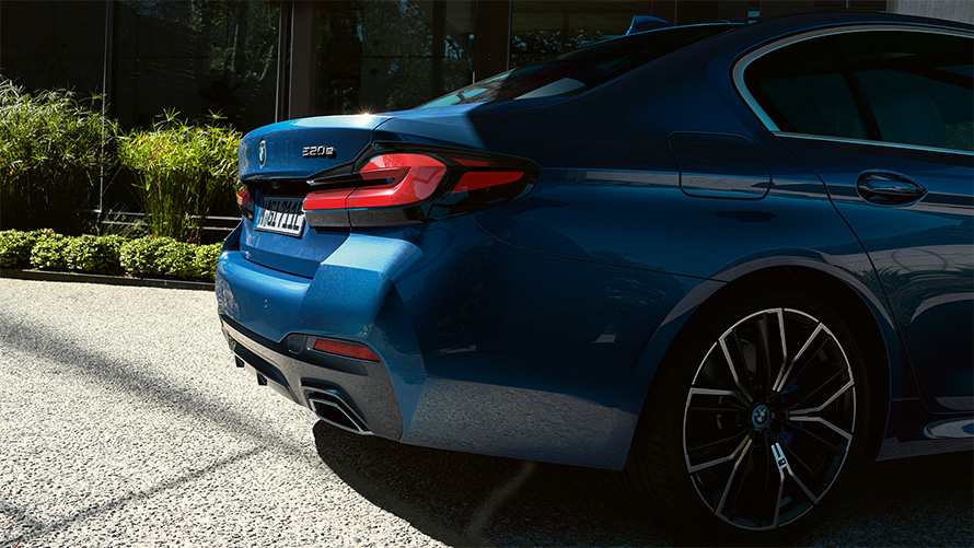 3D shaped rear lights BMW 5 Series Sedan G30 Facelift 2020 Phytonic Blue close-up rear