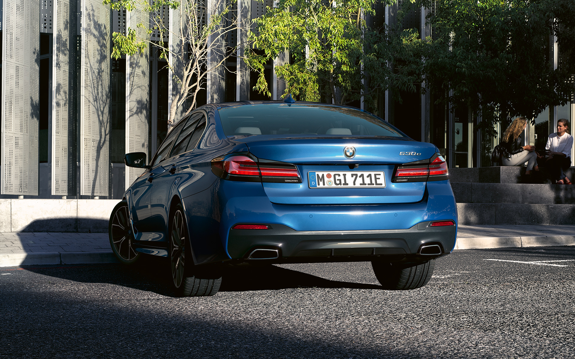Free-form exhaust pipes BMW 5 Series Sedan G30 Facelift 2020 Phytonic Blue close-up rear