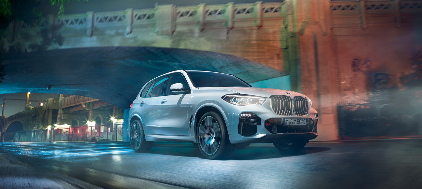 BMW X5 three-quarter front view BMW X5 G05 2018 Mineral White metallic three-quarter front view driving at night