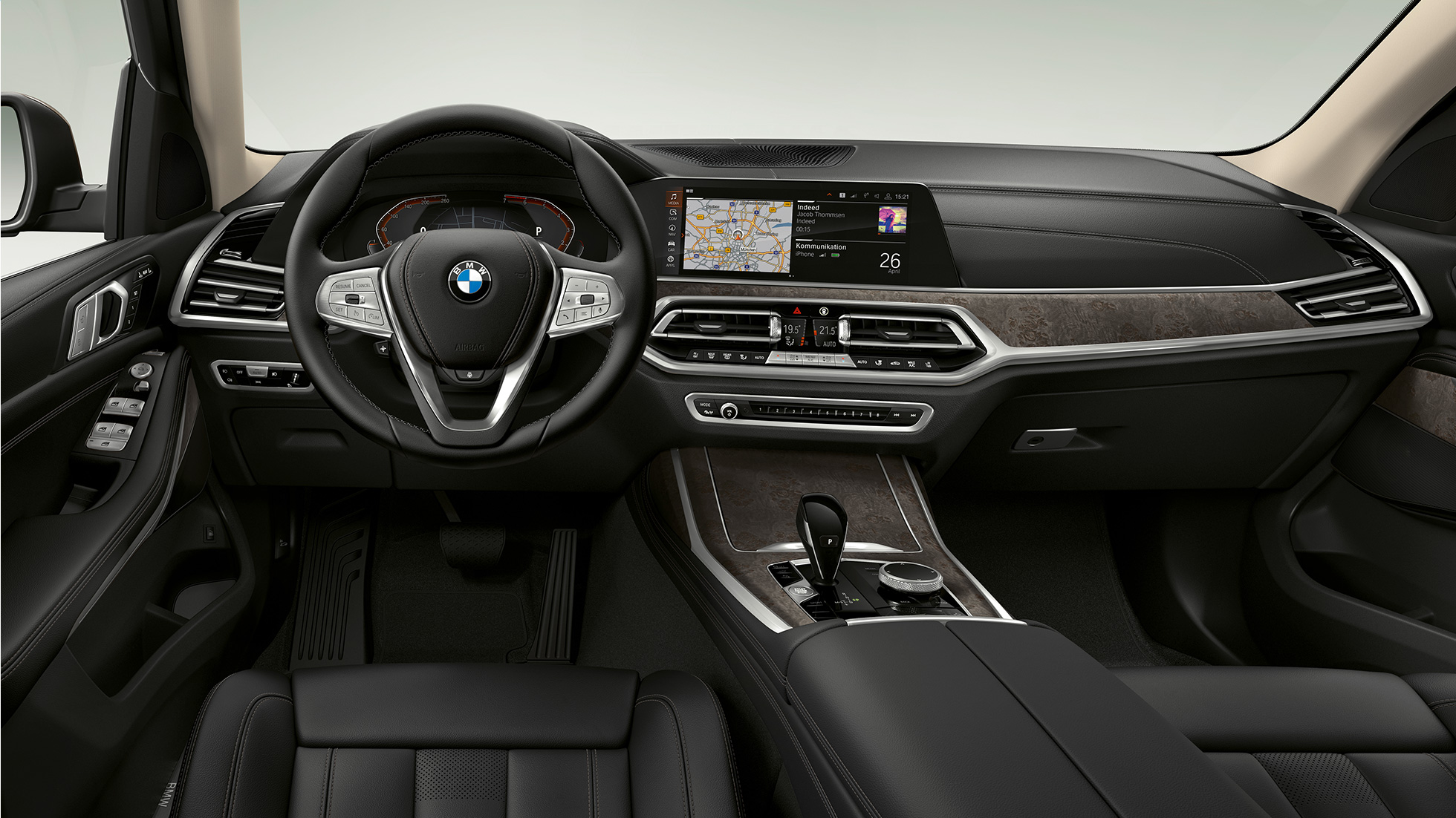 BMW X7 SUV G07, Standard equipment cockpit Frontal close-up of the driver's cockpit of the BMW X7 SUV G07 with standard equipment features
