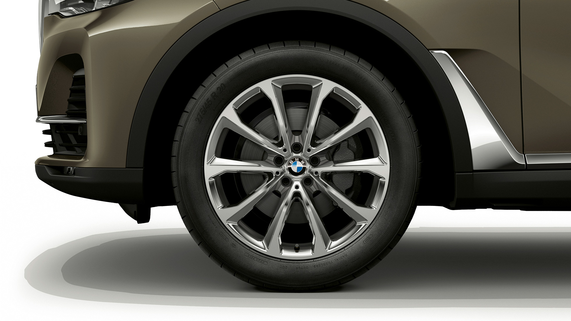 BMW X7 SUV G07, standard equipment light alloy wheel Close-up of the light alloy wheel of the BMW X7 SUV G07 with standard equipment features
