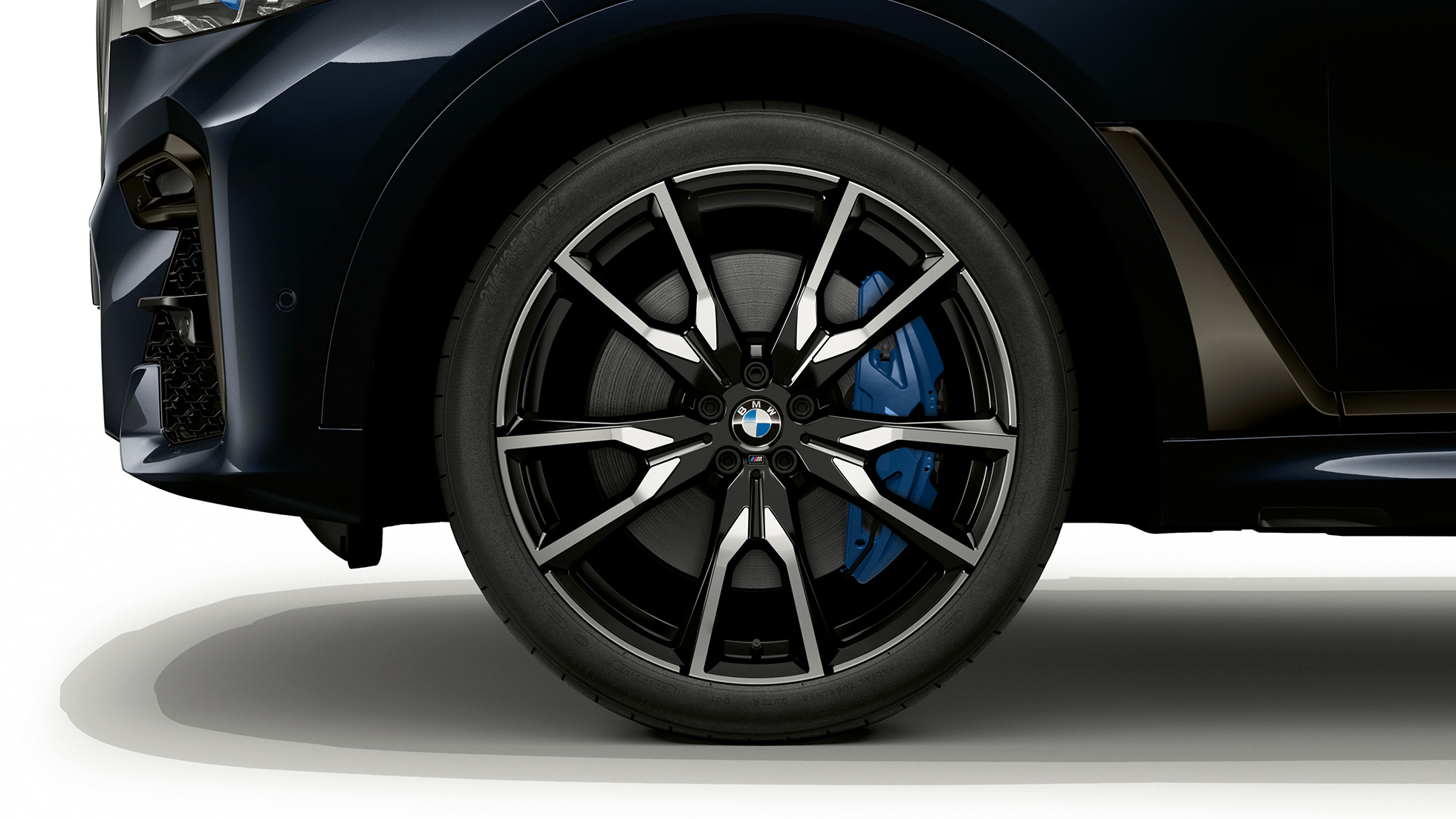 BMW X7 SUV G07, BMW Individual X7 40i xDrive light alloy wheel Close-up of the light alloy wheel of the BMW X7 SUV G07 with BMW Individual X7 40i xDrive features