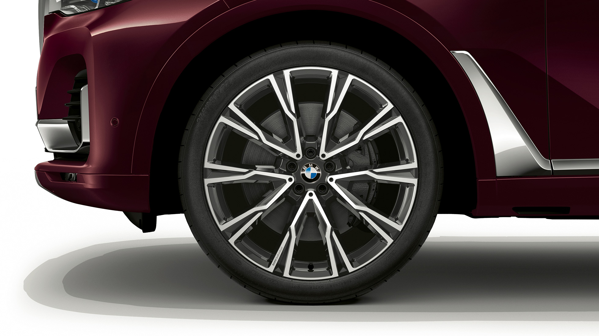 BMW X7 SUV G07, M Sport Package light alloy wheel Close-up of the light alloy wheel of the BMW X7 SUV G07 with M Sport Package features