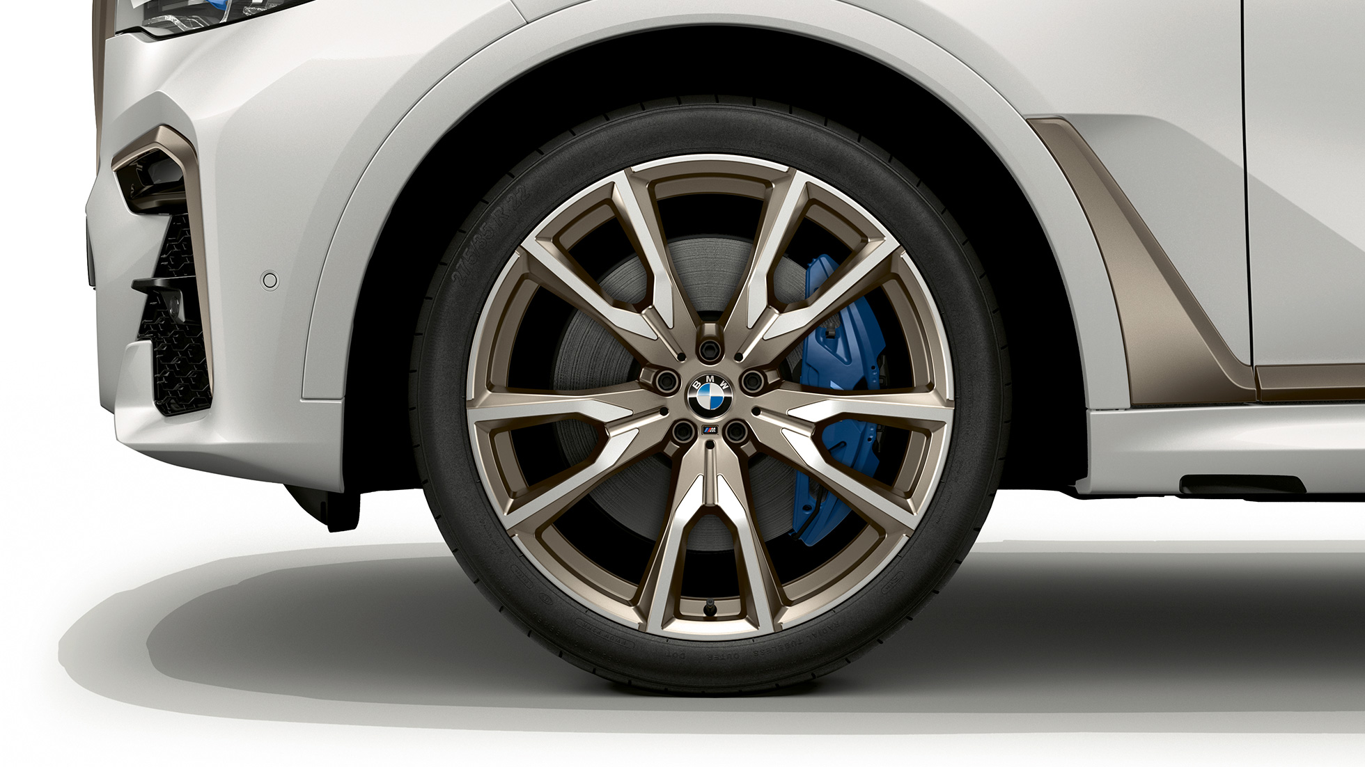 BMW X7 SUV G07, BMW X7 M50d light alloy wheel Close-up of the light alloy wheel of the BMW X7 SUV G07 with BMW X7 M50d features