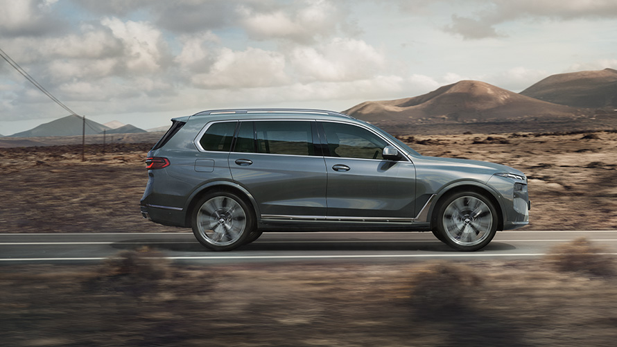 BMW X7 G07 LCI Side View Sparkling Copper Grey metallic Design Pure Excellence BMW X7 G07 LCI Side View driving Sparkling Copper Grey metallic Design Pure Excellence