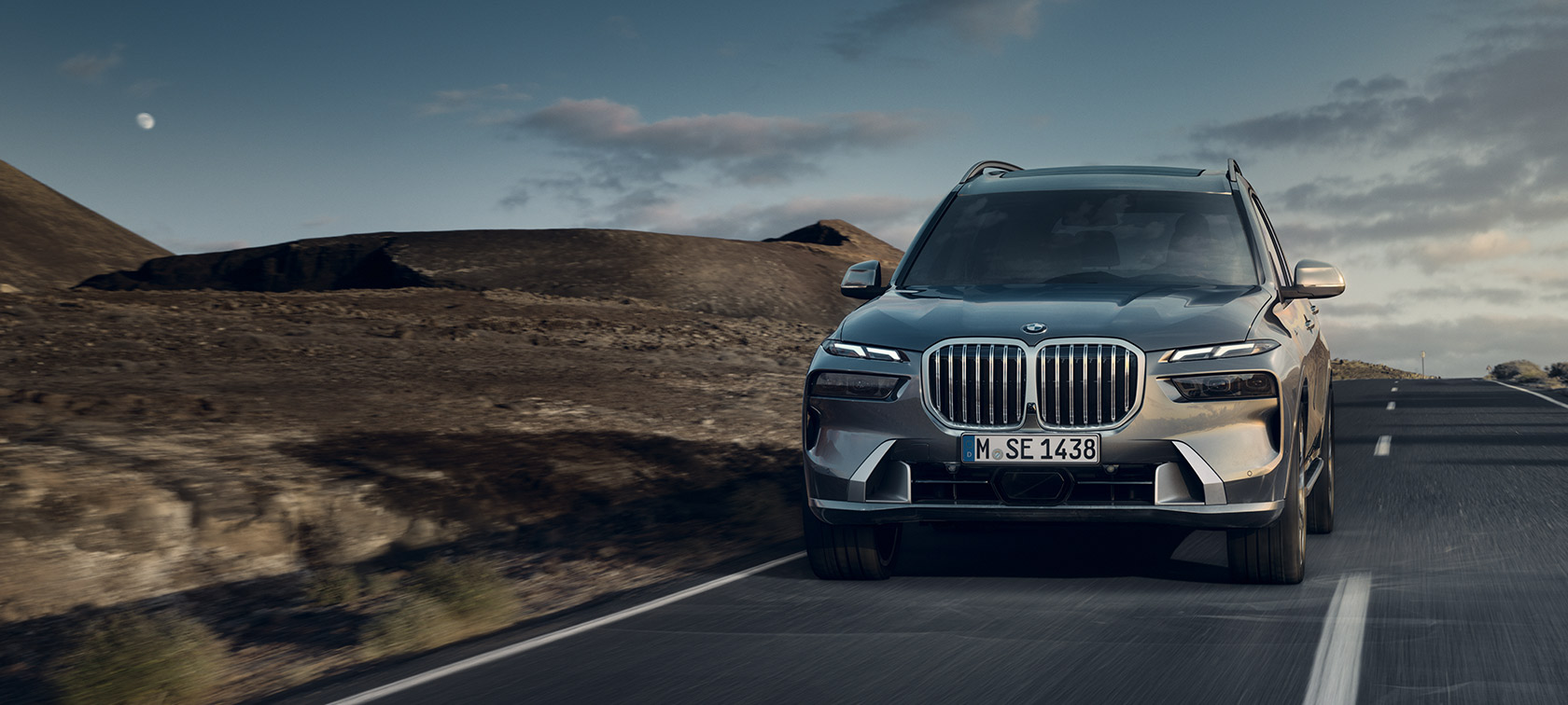 BMW X7 G07 LCI 7/8 Front view driving Sparkling Copper Grey metallic Design Pure Excellence