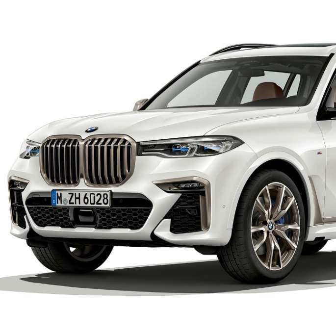 Studio shot of the BMW X7 SUV G07 three-quarter front view als BMW X7 M50d