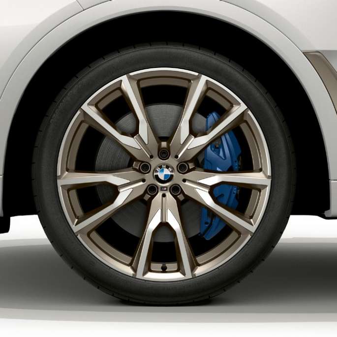 Close-up of the light alloy wheel of the BMW X7 SUV G07 with BMW X7 M50d features