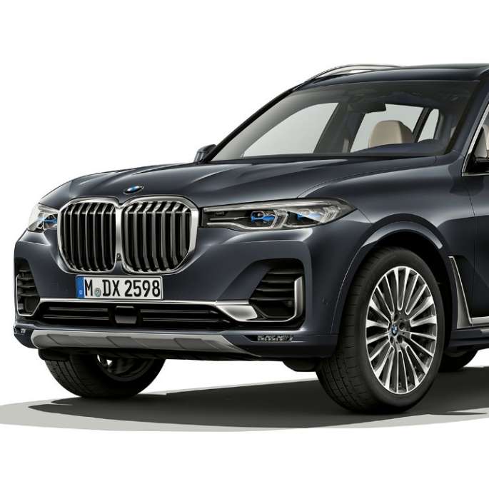 Studio shot of the BMW X7 SUV G07 three-quarter front view in Design Pure Excellence