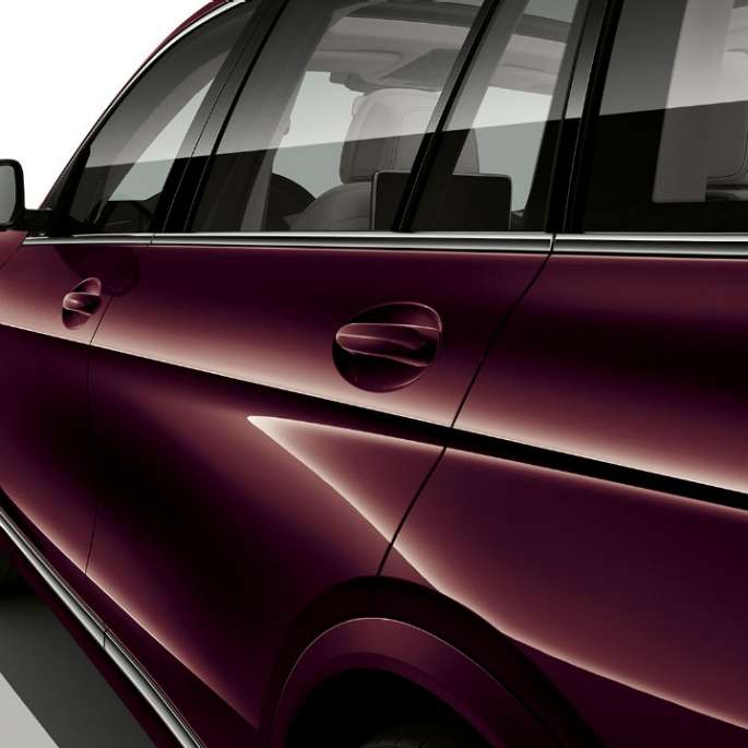 Frontal close-up of the driver's cockpit of the BMW X7 SUV G07 with M Sport Package features