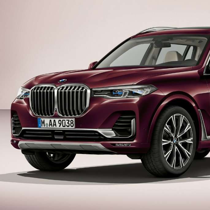 Studio shot of the BMW X7 SUV G07 three-quarter front view in M Sport Package