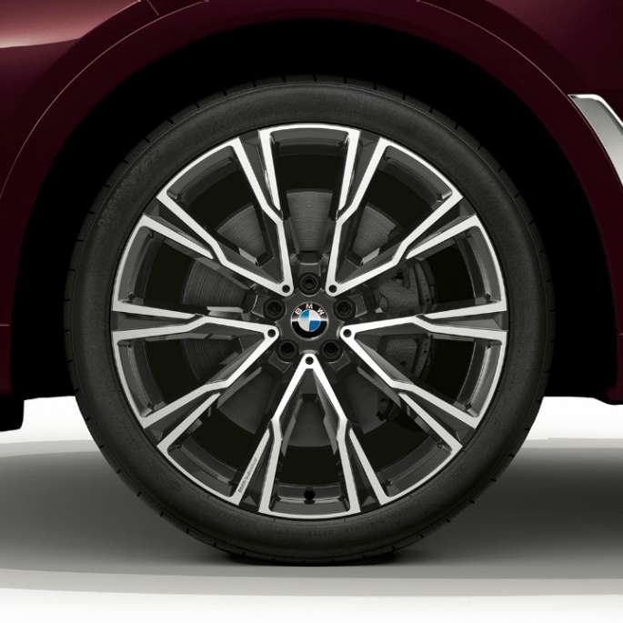 Close-up of the light alloy wheel of the BMW X7 SUV G07 with M Sport Package features