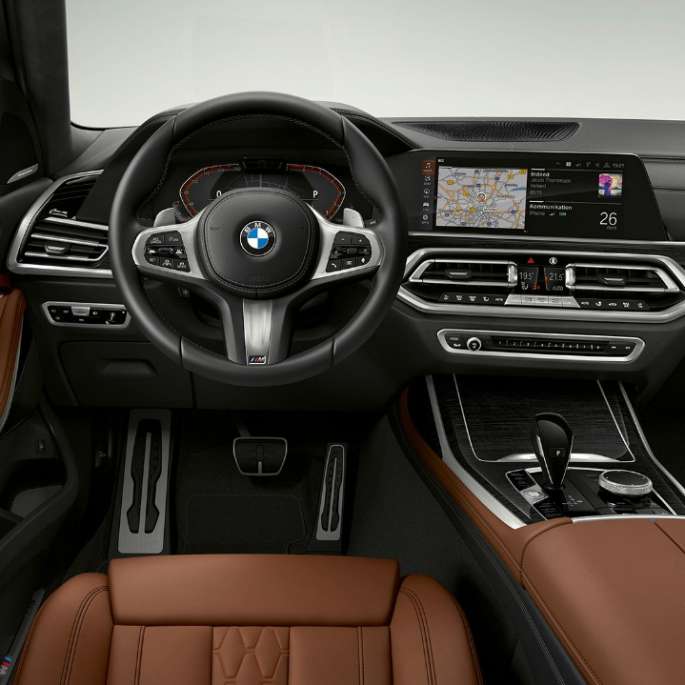 Side view of the BMW X7 SUV G07 with BMW Individual X7 40i xDrive features