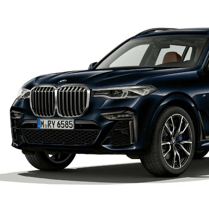 Studio shot of the BMW X7 SUV G07 three-quarter front view as BMW Individual X7 40i xDrive