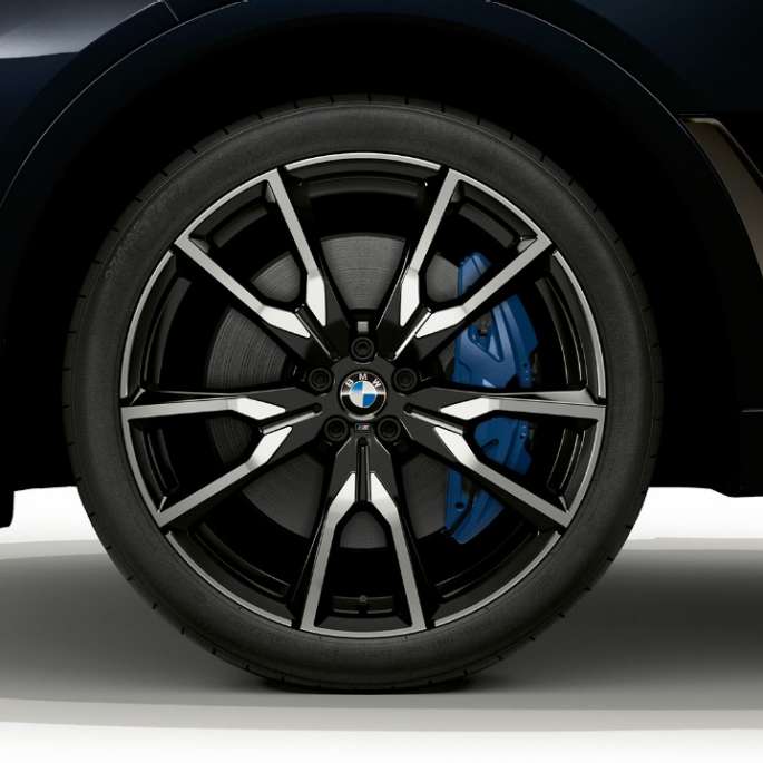 Close-up of the light alloy wheel of the BMW X7 SUV G07 with BMW Individual X7 40i xDrive features