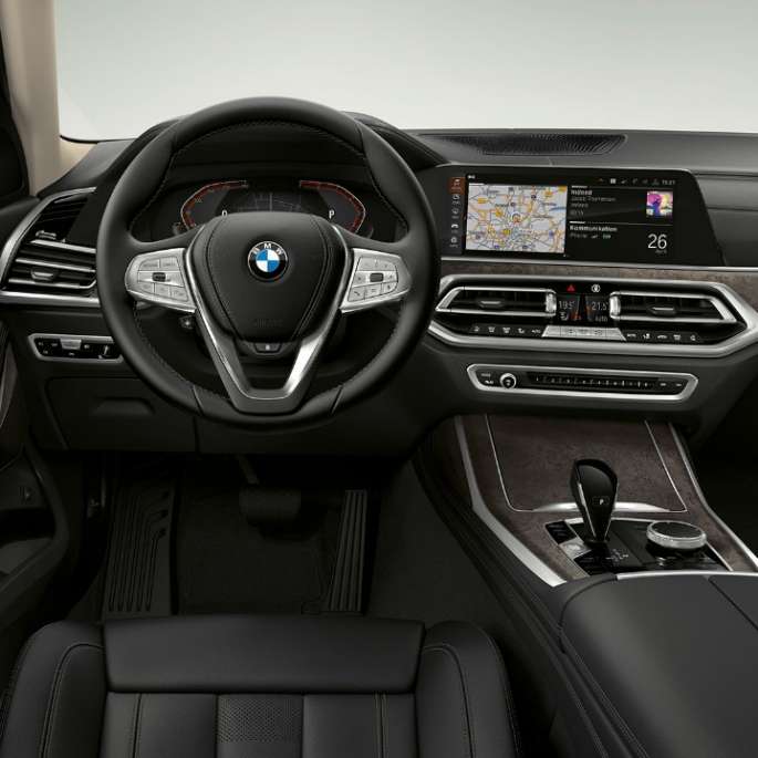 Frontal close-up of the driver's cockpit of the BMW X7 SUV G07 with standard equipment features