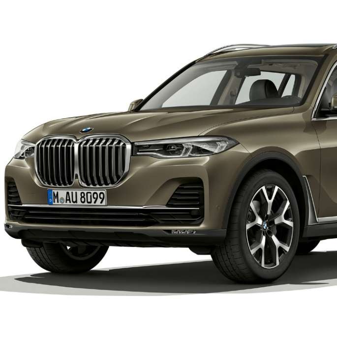 Studio shot of the BMW X7 SUV G07 three-quarter front view in Vermont bronze